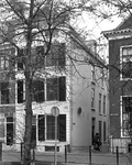 813018 Gezicht op het huis Nieuwegracht 62 te Utrecht, met rechts de ingang van de Schalkwijkstraat, vanaf de overzijde ...